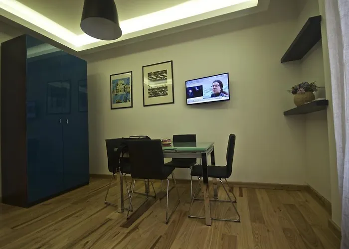 Piramide House